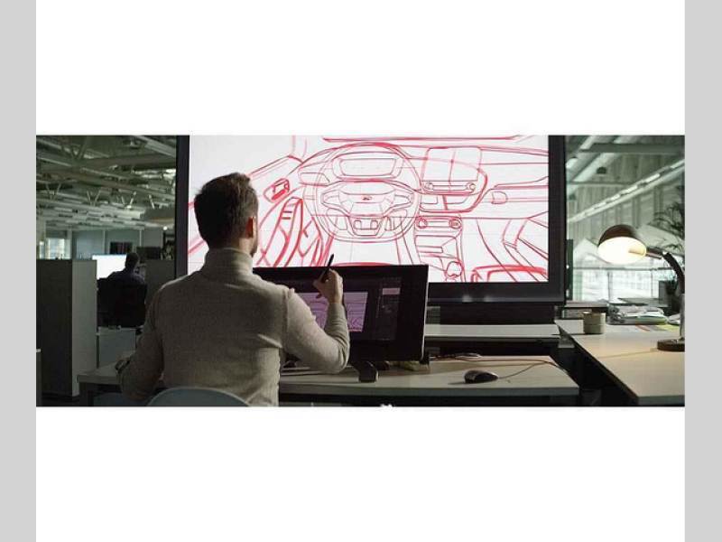 Designér nového modelu značky Ford nejprve na počítači načrtne interiér v červené barvě. Kreslí vždy z pozice řidiče a program mu umožňuje otáčet se kolem dokola i nahoru a dolů