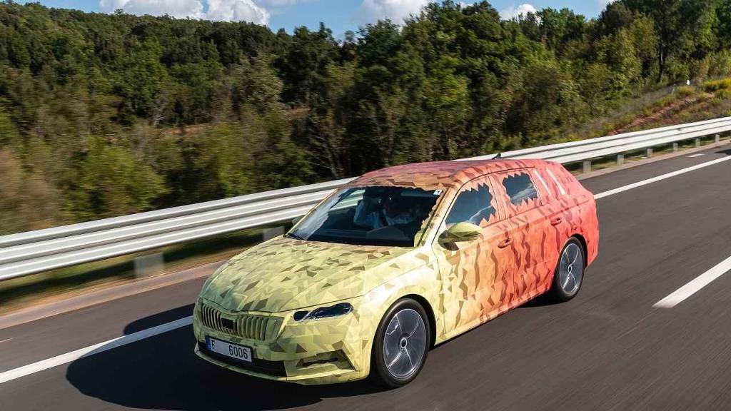 Škoda Octavia Combi IV se zatím skrývá pod kamufláží