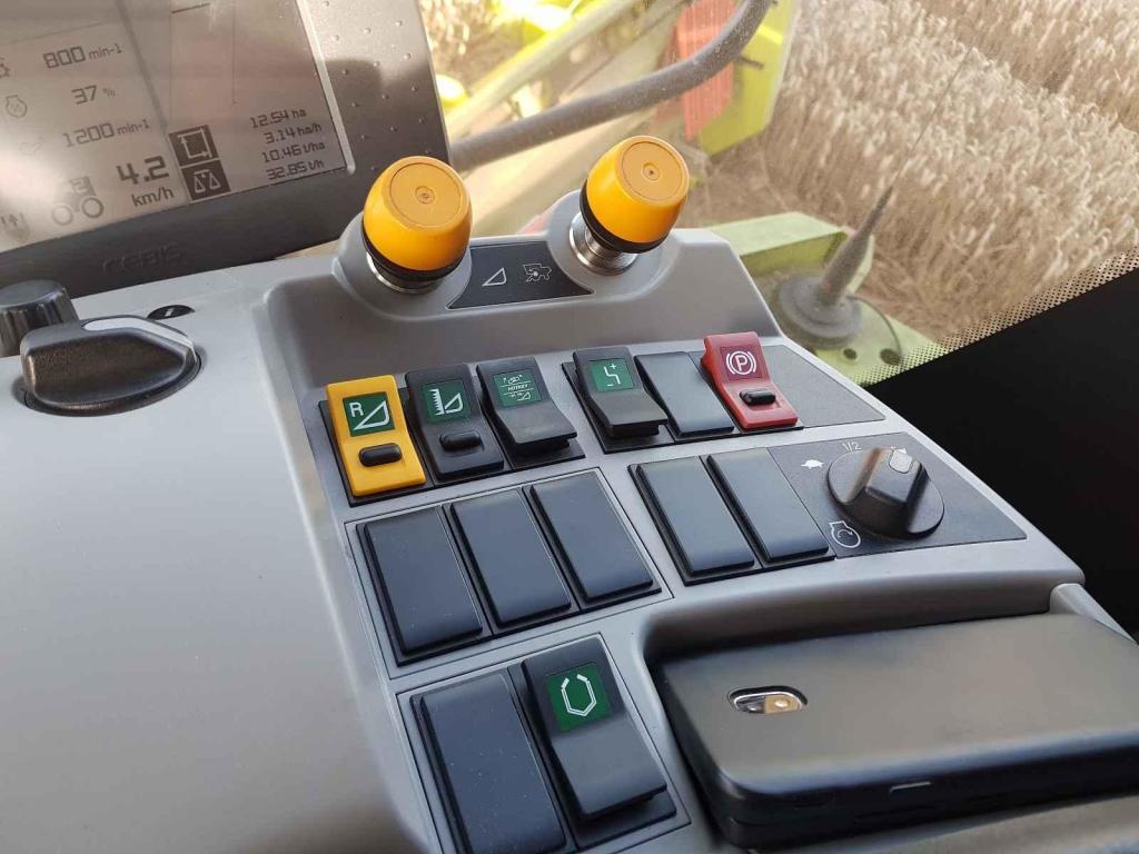 Tady se ovládají základní funkce kombajnu.