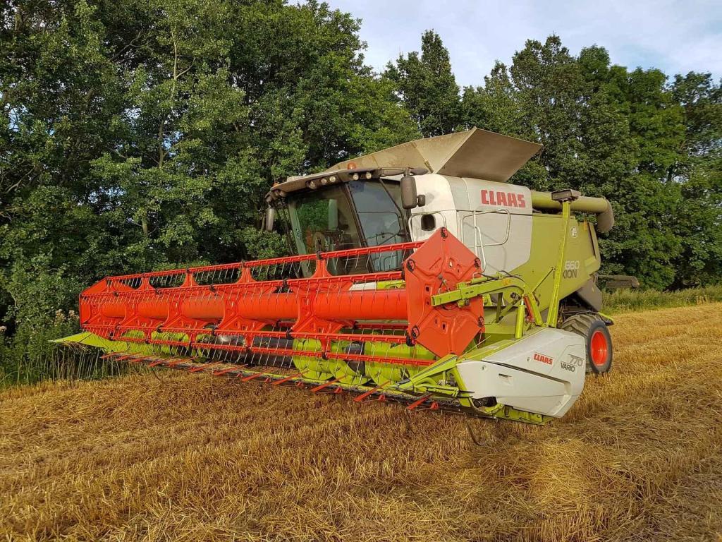 Claas 660 z různých úhlů pohledu.