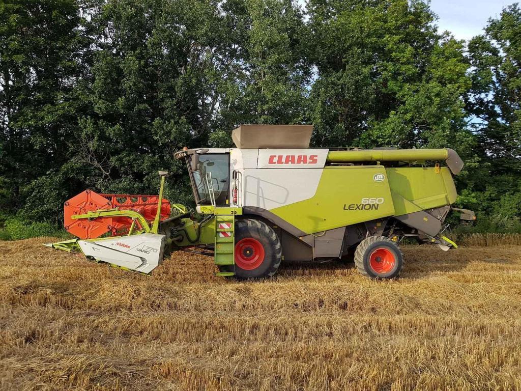 Claas 660 z různých úhlů pohledu.