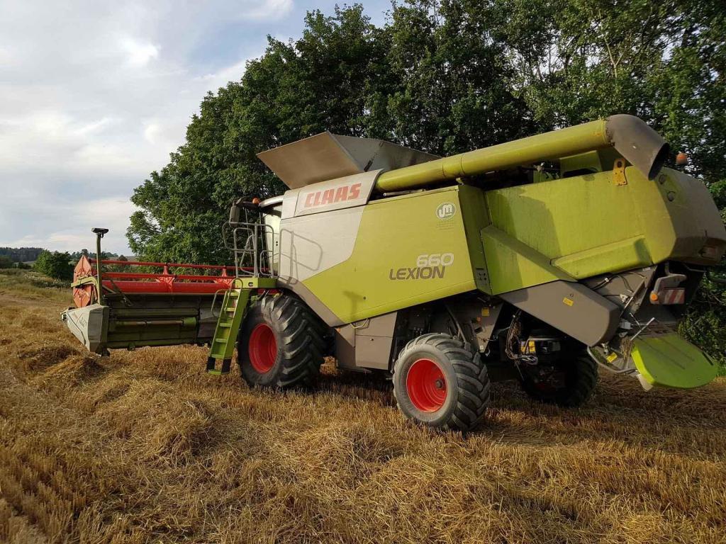 Claas 660 z různých úhlů pohledu.