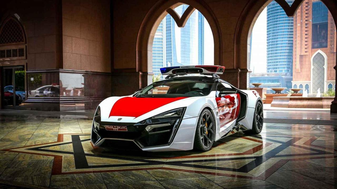 První ze sedmi vyrobených automobilů Lykan HyperSport slouží u policejních složek v Abú Dhabí