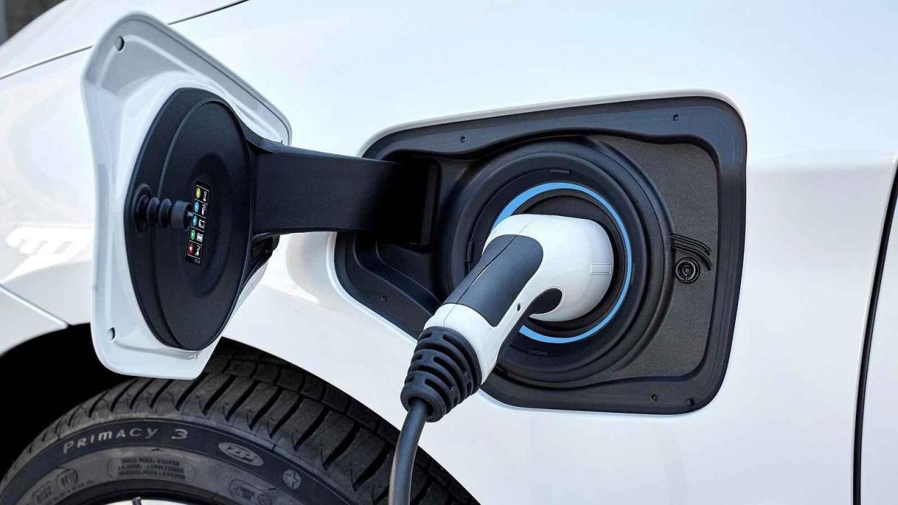 V Praze kromě elektromobilů zaparkují zdarma už jen hybridy do zásuvky.