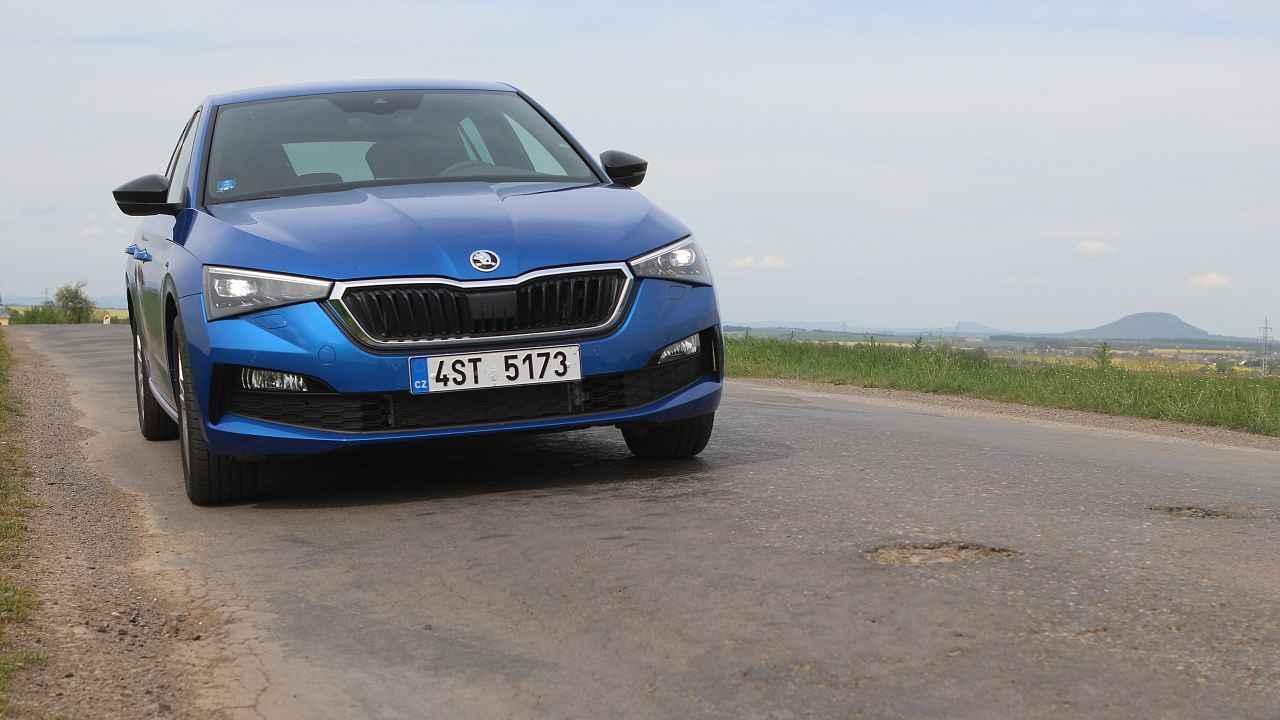 Škoda Scala a Říp v pozadí