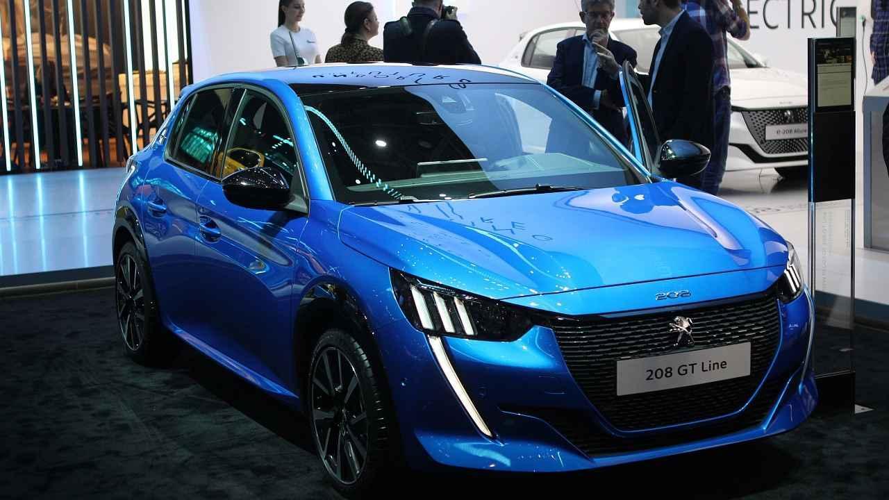 Peugeot 208 při premiéře v Ženevě ukázal naráz běžnou i elektrickou verzi