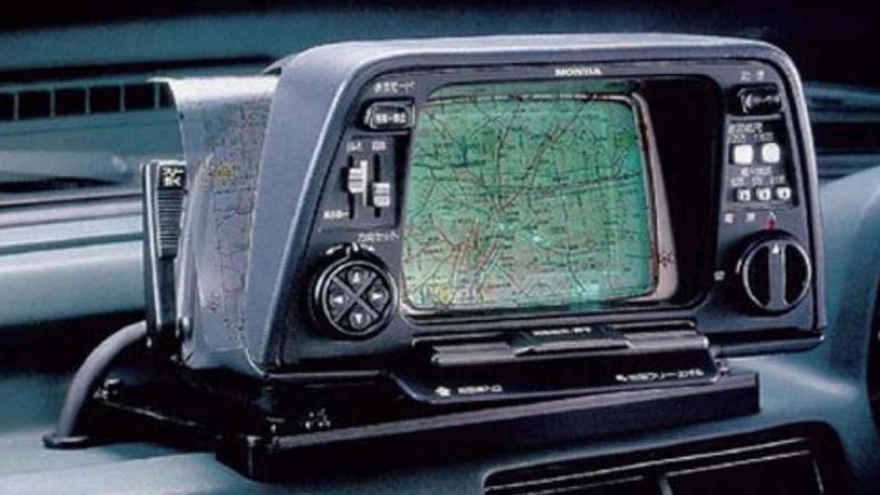 První navigaci prodávala Honda v roce 1981. Řidič musel hýbat mapami