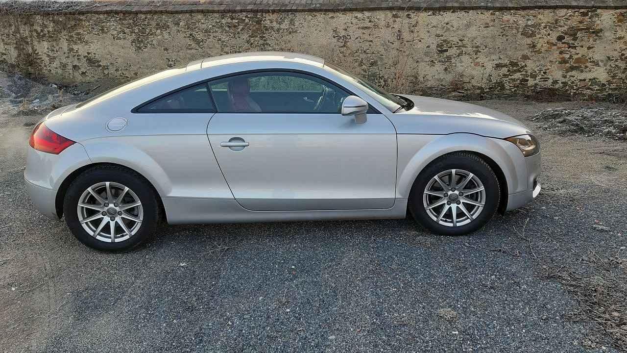 Audi TT vypadá hodně dravě, i když o naprostý supersport se nejedná.