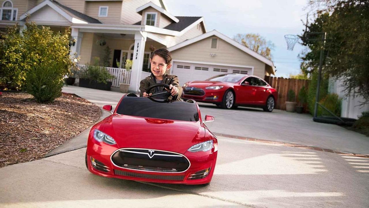 Autíček pro děti je dnes nepřeberné množství. Co třeba Tesla Model S?