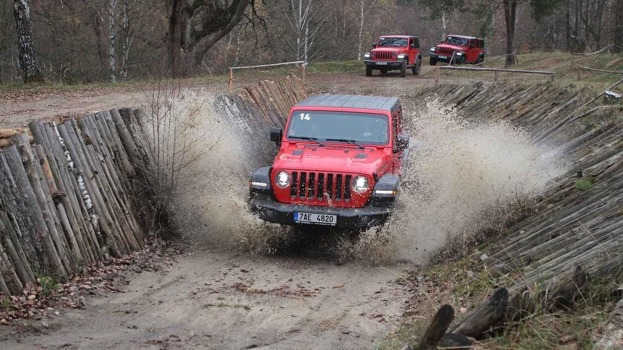 Ve standardním provedení umí nový Wrangler projet až 76 cm hluboký brod. Jednoduchým zvýšením sání z něj ale uděláte ponorku.