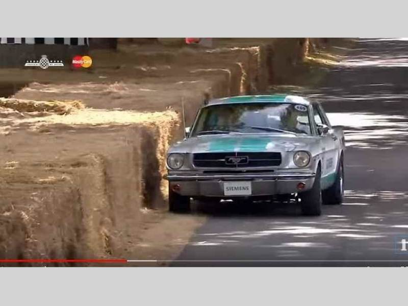 Autonomní Mustang na závodní trati v Goodwoodu