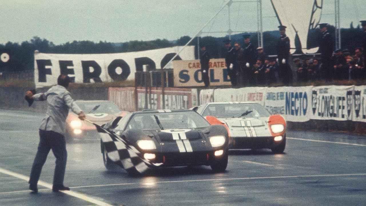 Trojice Fordů GT40 vítězících v závodě 24 hodin Le Mans v roce 1966.