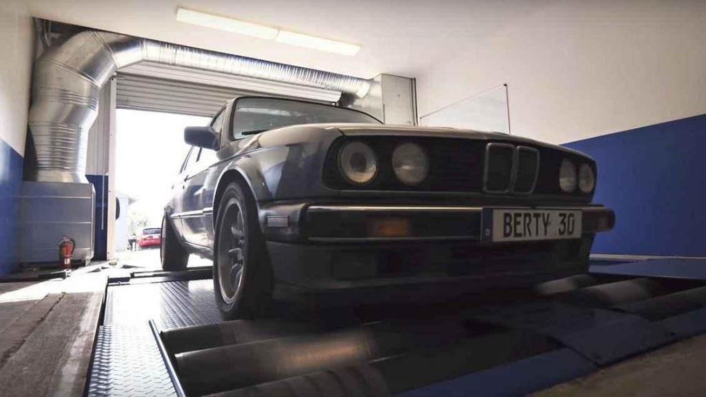 BMW 325i E30 z roku 1988.