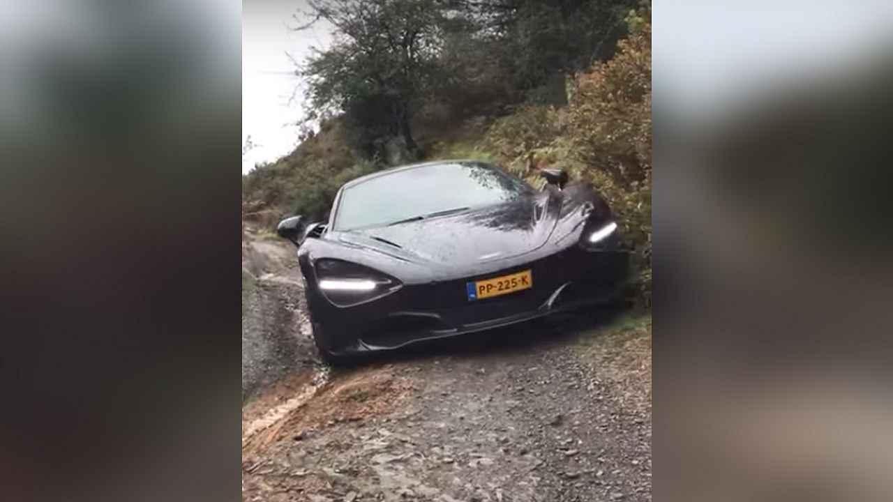 McLaren 720S v terénu.