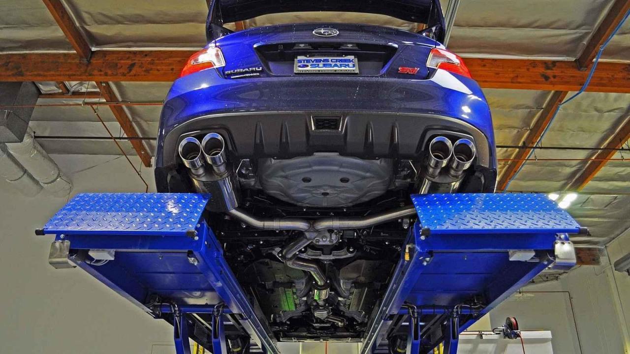 Výfukový systém u Subaru WRX STI, větvící se do dvou koncovek.