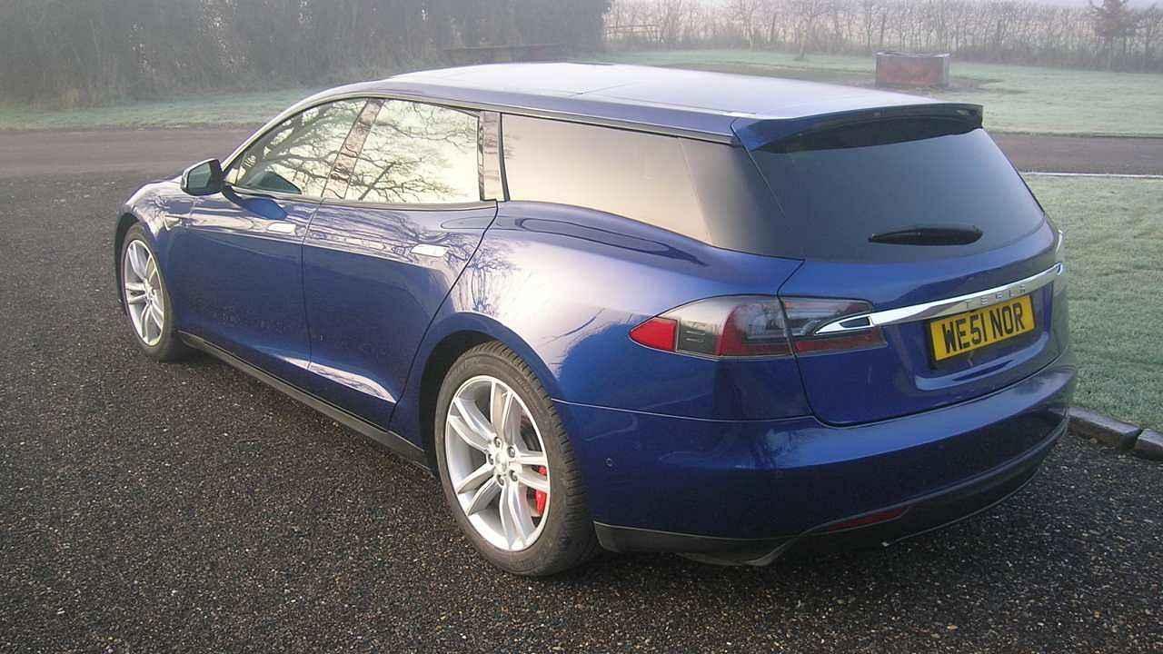 Tesla Model S s karoserií kombi.