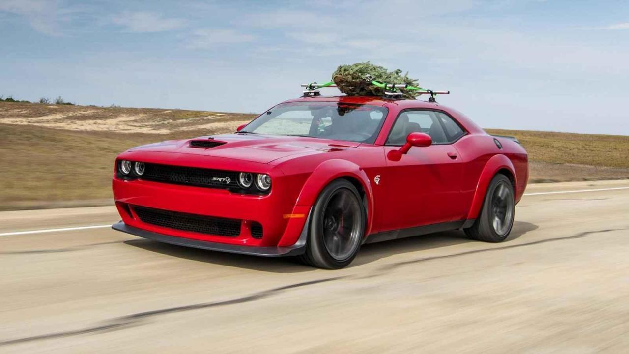 Dodge Challenger SRT Hellcat Wideboty ve vánoční úpravě.