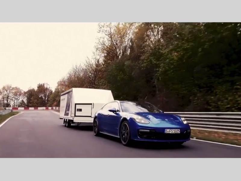 Porsche Panamera Turbo s přívěsem Moetefindt FTP235 na Nürburgringu.