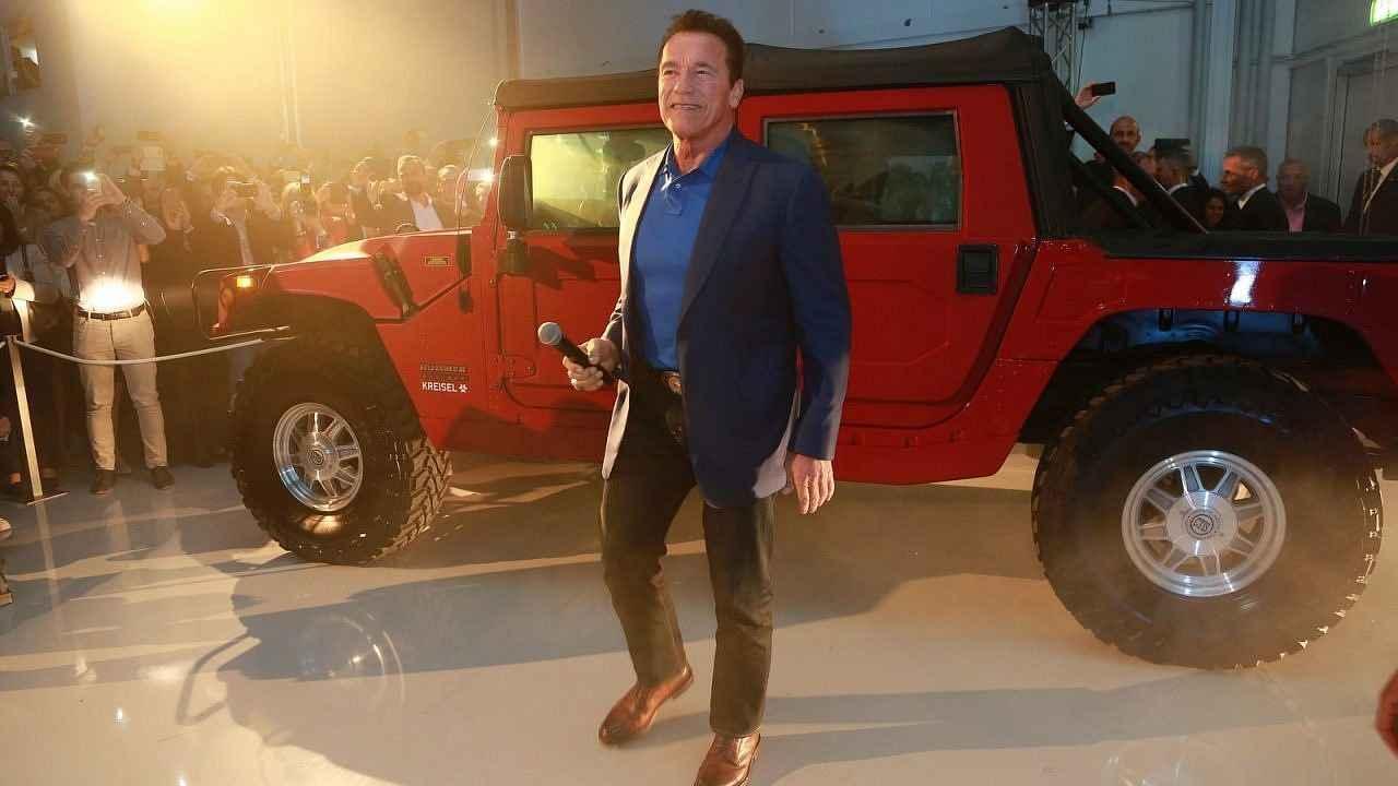 Arnold Schwarzenegger a jeho nový elektrický Hummer H1.