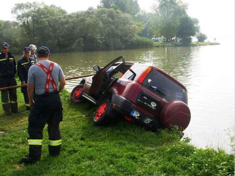 Řidič červené Hondy chtěl vycouvat, ale místo toho se rozjel dopředu, přímo k vodní hladině. Ještě však stihl zatočit, takž nevjel do vody přímo, ale dvěma koly zůstal na trávě.