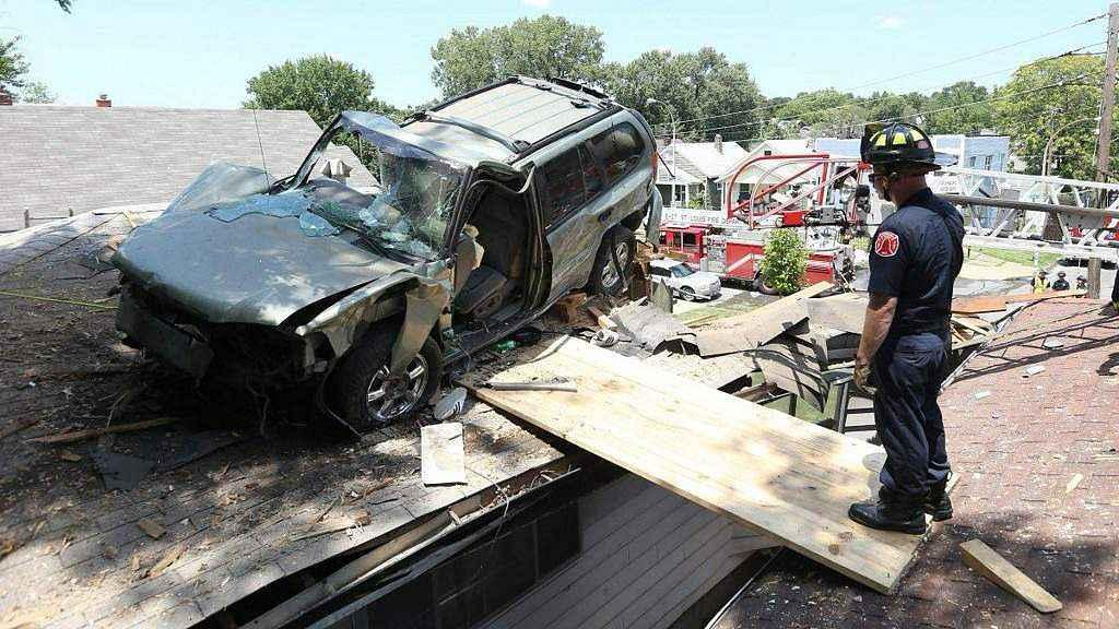 Najít auto na střeše svého domu musí být opravdu nepříjemný zážitek.