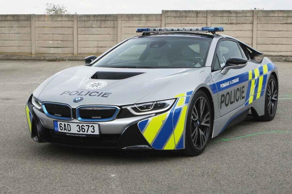 Nové hybridní BMW i8 jihomoravských policistů využívá pohon na elektřinu i spalovací motor.