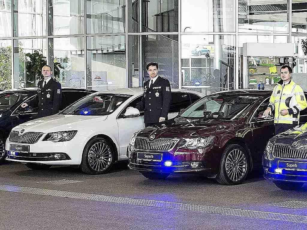 Dopravní policisté mají sedm nových služebních aut Škoda Superb.