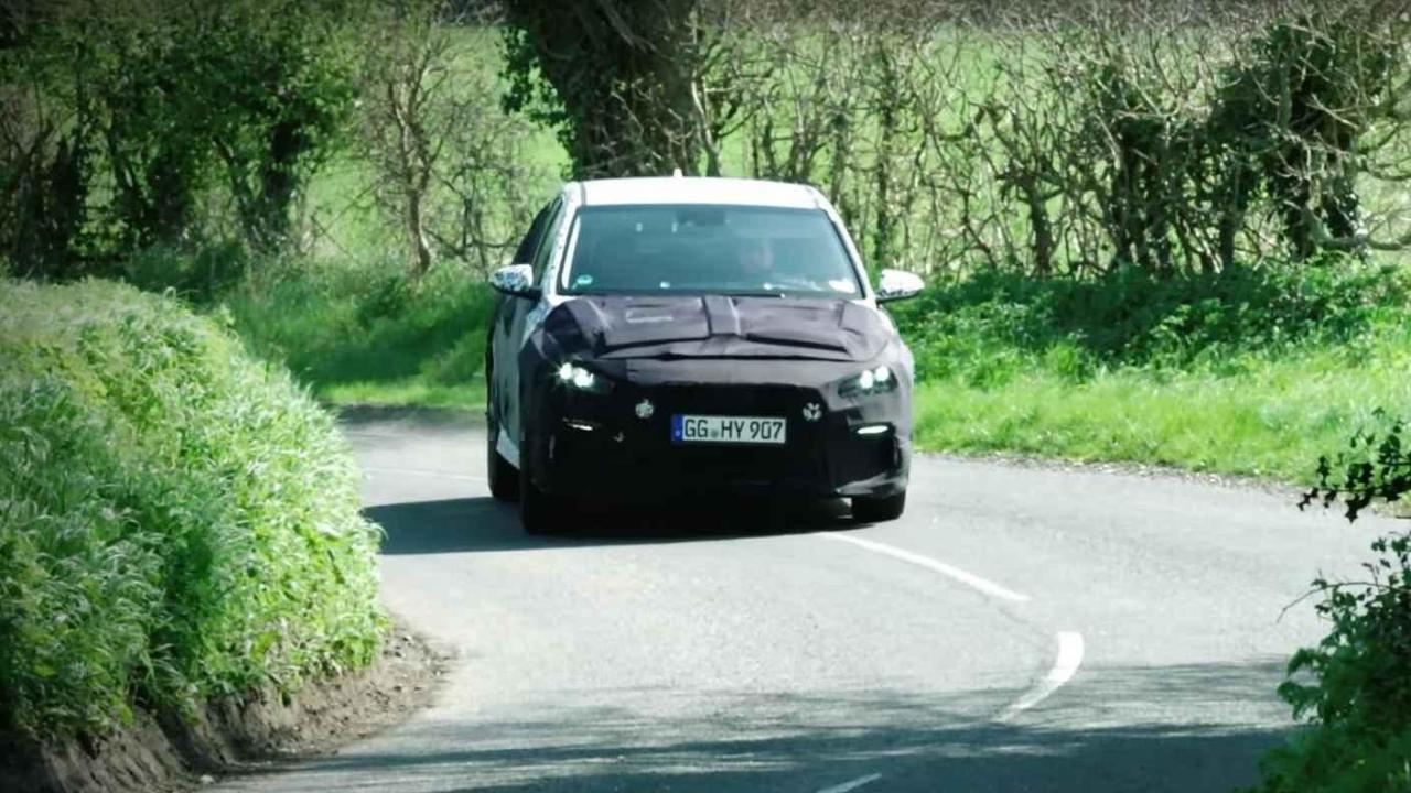 Testování Hyundai i30 N na britských okreskách.