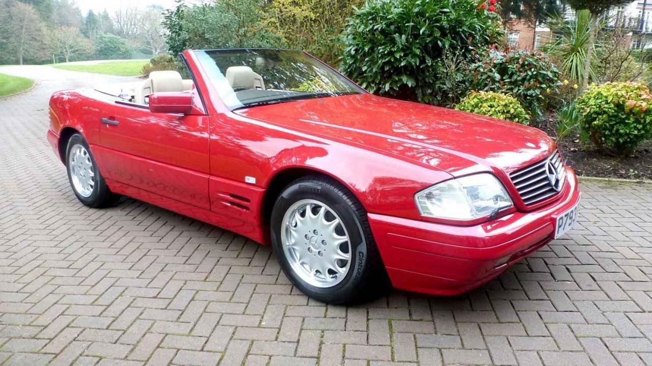 Mercedes-Benz SL500, který stál 21 let v garáži kvůli zapomenutým klíčům.