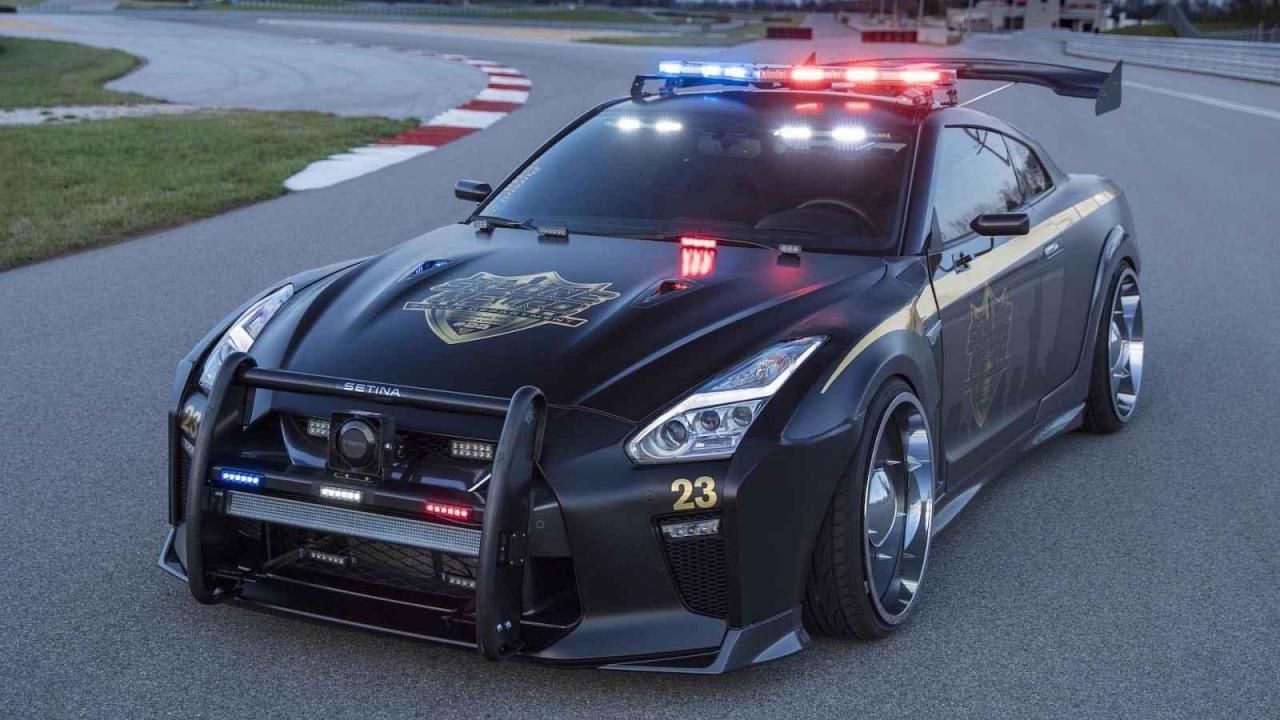 Nissan GT-R upravený podle policejních aut.