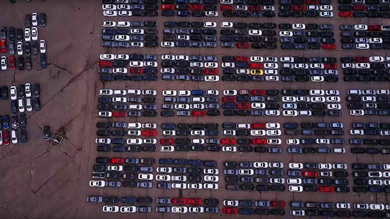 Vykoupené Volkswageny stojící na zavřeném stadionu Pontiac Silverdome.