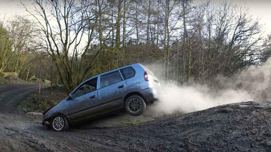 Postarší rodinné Mitsubishi dostalo pořádně do těla.