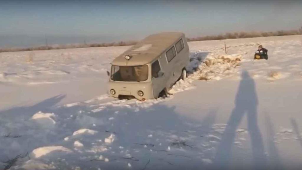 Ruský UAZ-452 zapadl předními koly do potoku a už nemohl ven.