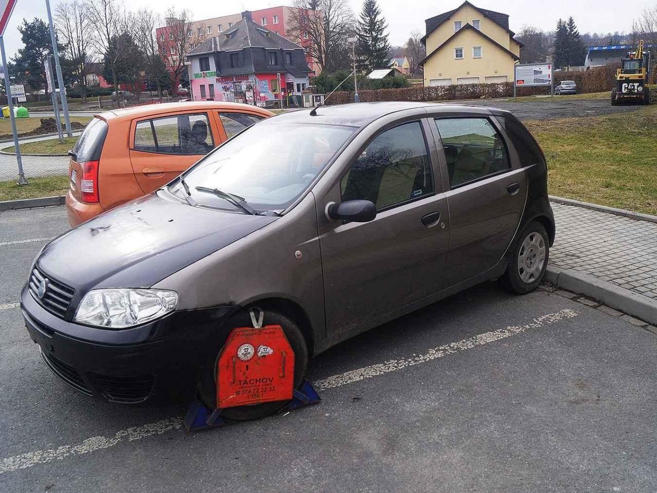 Ukradený automobil se ještě ve středu nacházel v blízkosti tachovské sportovní haly.