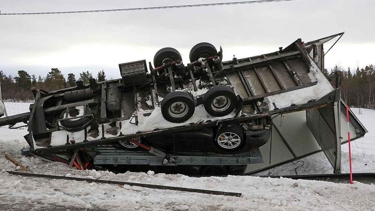 Převrácený přívěs vezoucí nové Porsche.