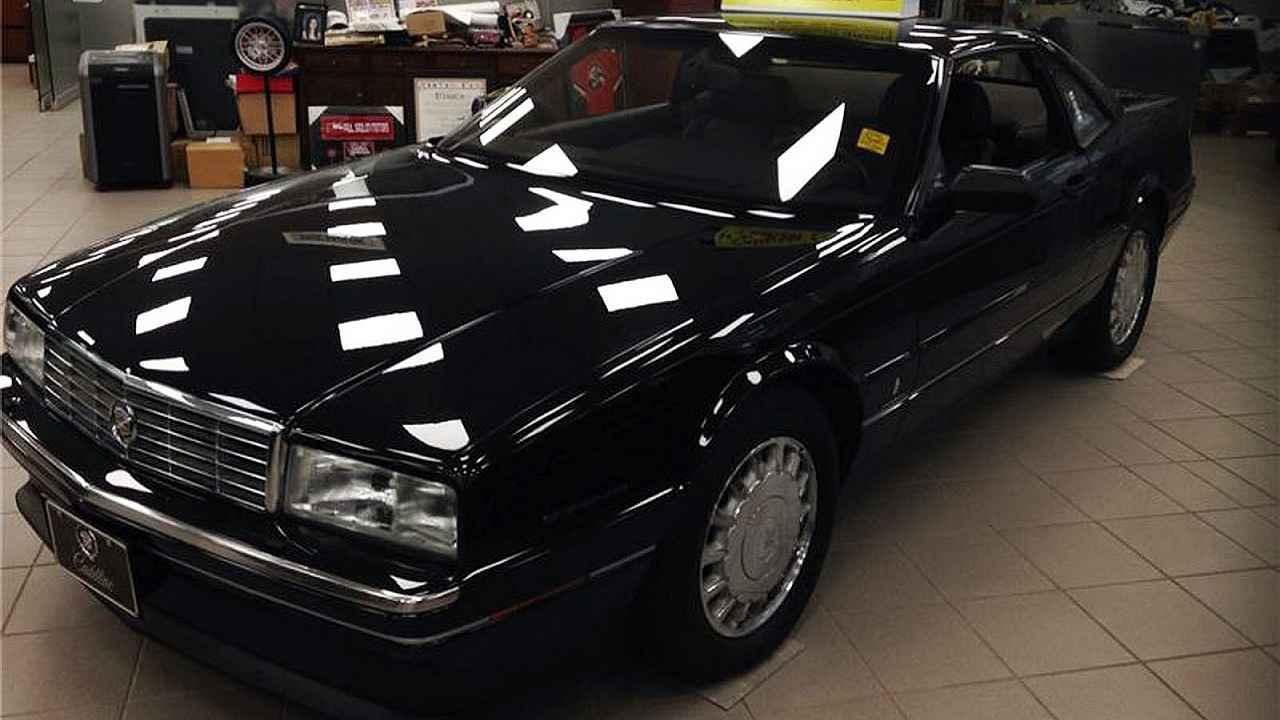 Nikdy nejetý Cadillac Allante z roku 1993.