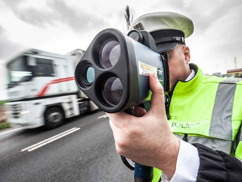 Puškový radar na měření rychlosti Policie ČR v Královéhradec­kém kraji.