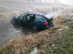 Na Nový rok skončil řidič s osobním autem v říčce Velička mezi Strážnicí a Vnorovy.