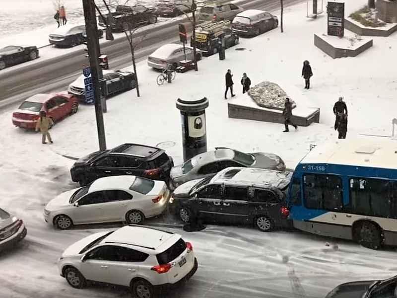 Zima způsobila v kanadském Montréalu hotový chaos.