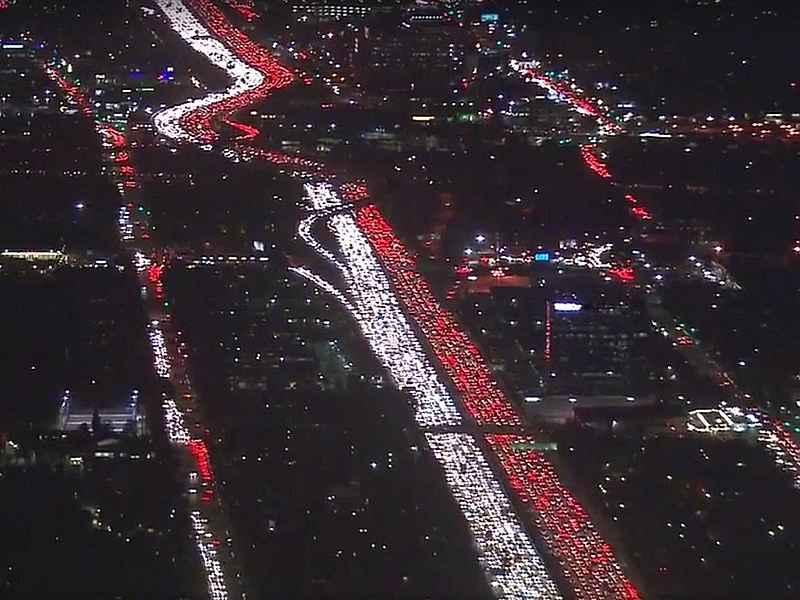 Los Angeles ochromila dopravní zácpa před Dnem díkůvzdání. Ta světla jsou popojíždějící auta...