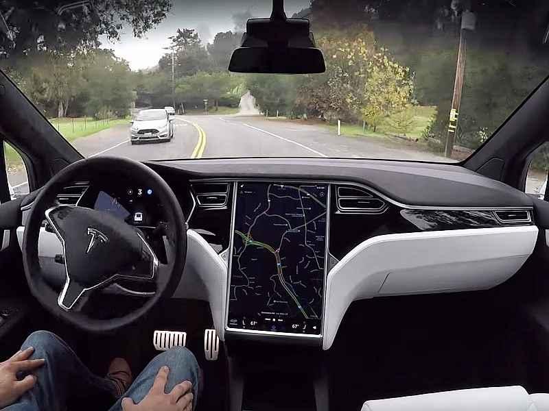 Tesla zveřejnila video, které ukazuje, jak svět vidí její autopilot.