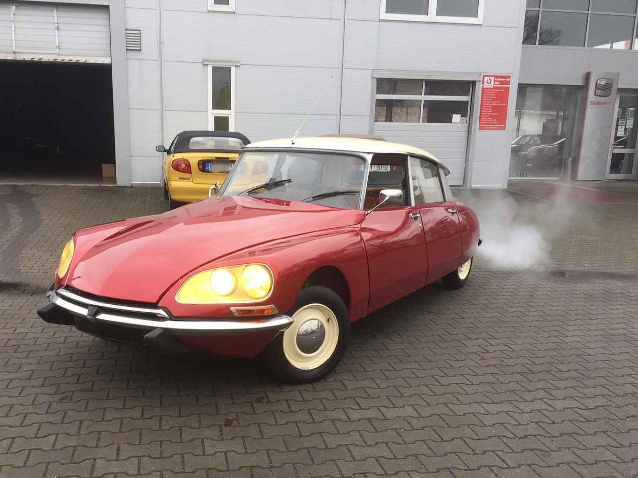 Malá dílna v zapadlém koutě rozlehlé stavby skrývá poklad. Legendu mezi vozidly, Citroën DS.