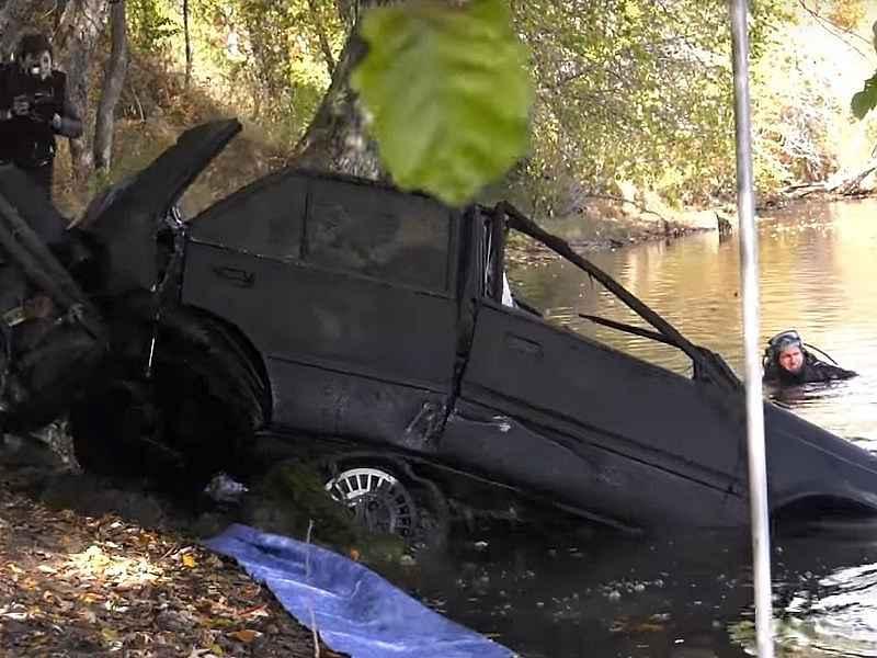 Odcizené auto vytáhli po 28 letech z řeky.