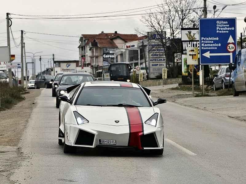 Nadšenec si postavil repliku Lamborghini.