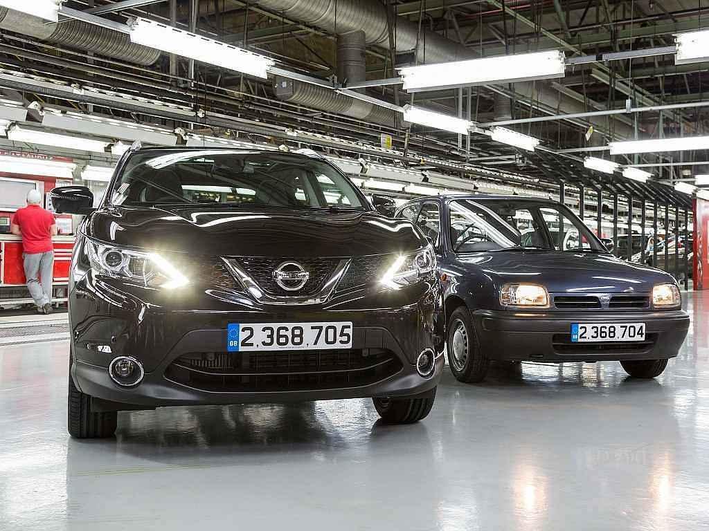 Nissan Qashqai (vlevo) a Nissan Micra.