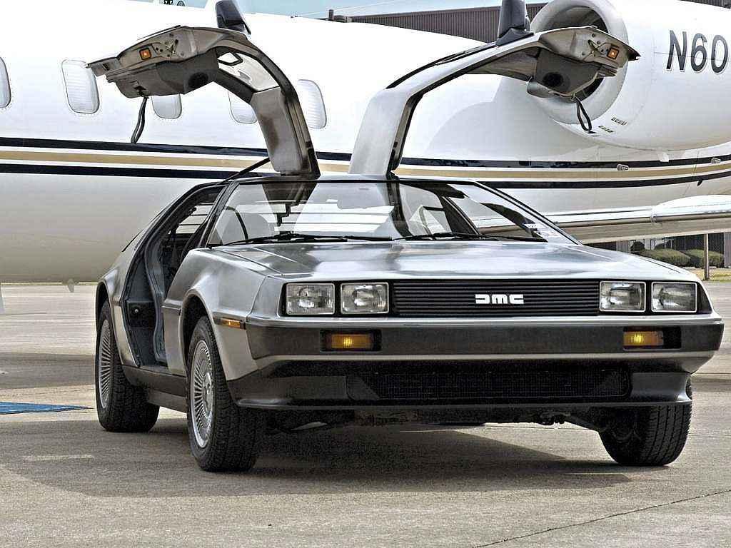 DeLorean DMC-12.