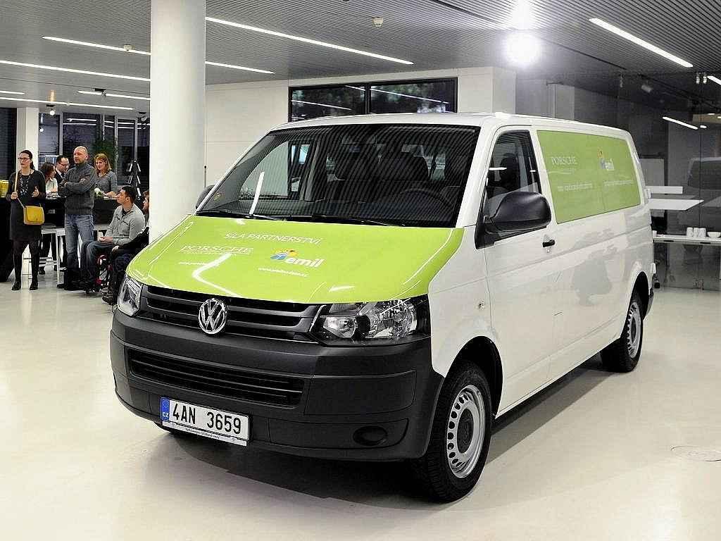 Společnost Porsche Česká republika věnovala handicapovaným sportovcům vůz Volkswagen Transporter.