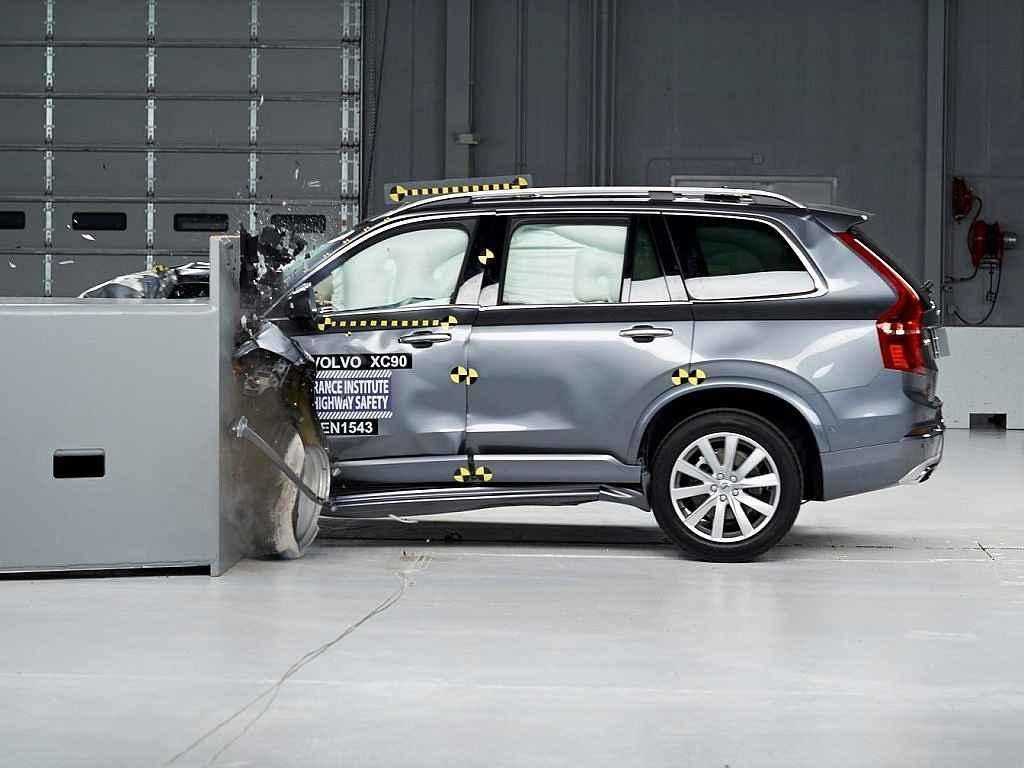 Volvo XC90 během testu IIHS.