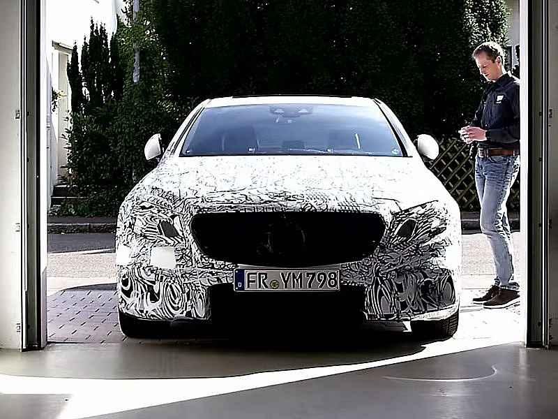 Nový Mercedes-Benz třídy E bude umět zaparkovat bez řidiče.