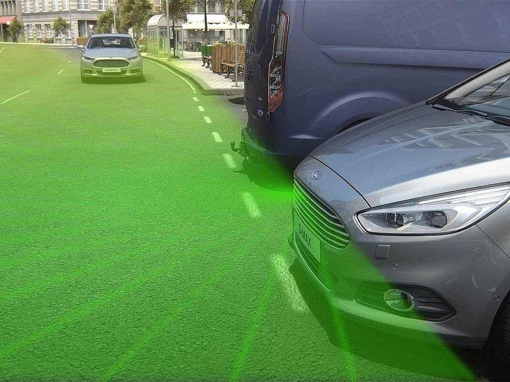 Ford uvádí na trh technologii, díky níž má auto "vidět za roh".